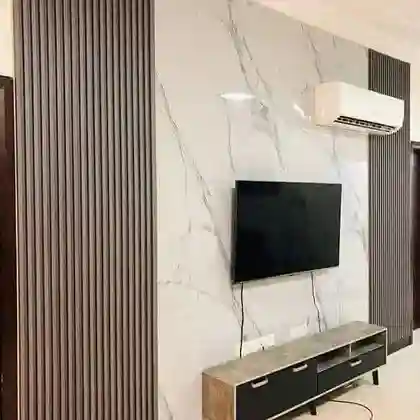 درجات سلم مغطاة ببديل رخام فاخر بالرياض